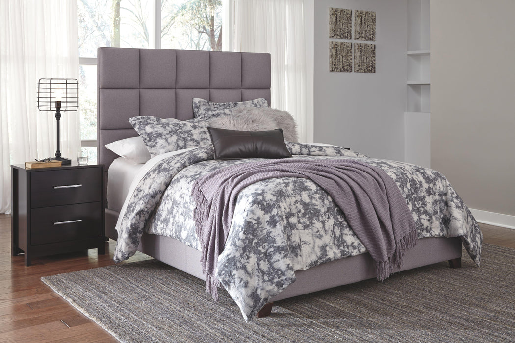 Dolante - Upholstered Bed